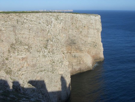 Ab und zu stürzt ein Fischer über die Klippen